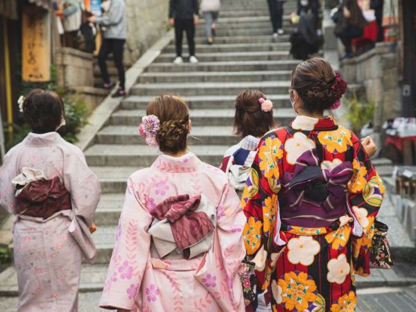 Tìm hiểu về Kimono Nhật Bản, so sánh Kimono với Áo dài Việt Nam