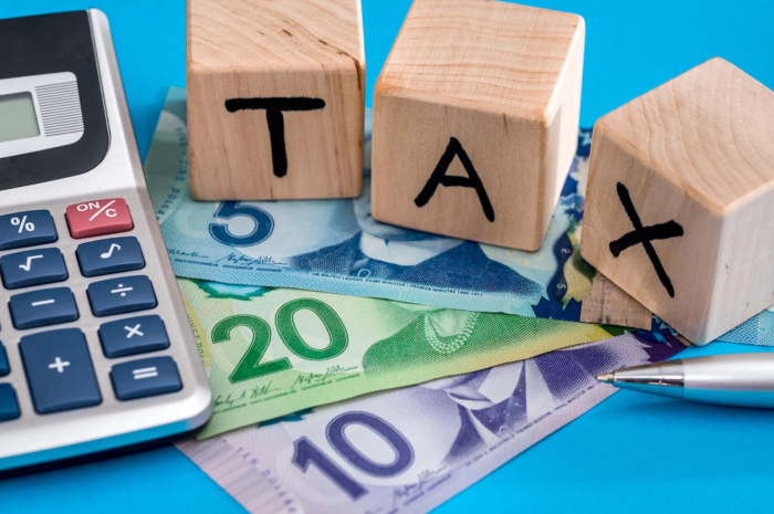 Các loại thuế cơ bản phải đóng khi bạn làm việc trong công xưởng tại Canada