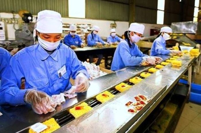 Tuyển lao động gói gia vị vào các hộp mì trên chuyền và dán nhãn